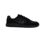 Zapatilla Mustang Free Apolo de adulto en negro total, vista lateral, con logotipo m en relieve y suela negra