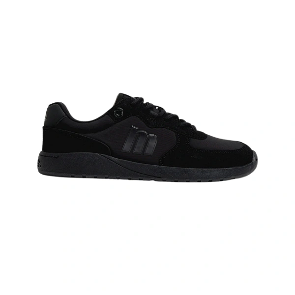 Zapatilla Mustang Free Apolo de adulto en negro total, vista lateral, con logotipo m en relieve y suela negra