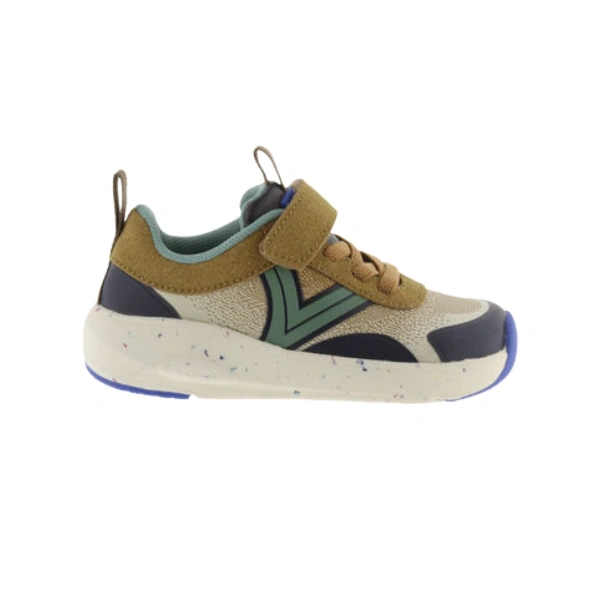 Zapatilla infantil Victoria Kai Taupe vista de lado, con velcro, cordones elásticos, V verde y suela blanca moteada