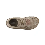 Zapatilla Victoria Duna beige vista desde arriba, de ante con detalles dorados metalizados y cordones beige y rosa