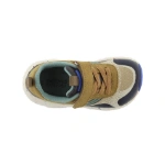 Zapatilla Victoria Kai Taupe vista desde arriba, con velcro, cordones elásticos camel y puntera azul marino