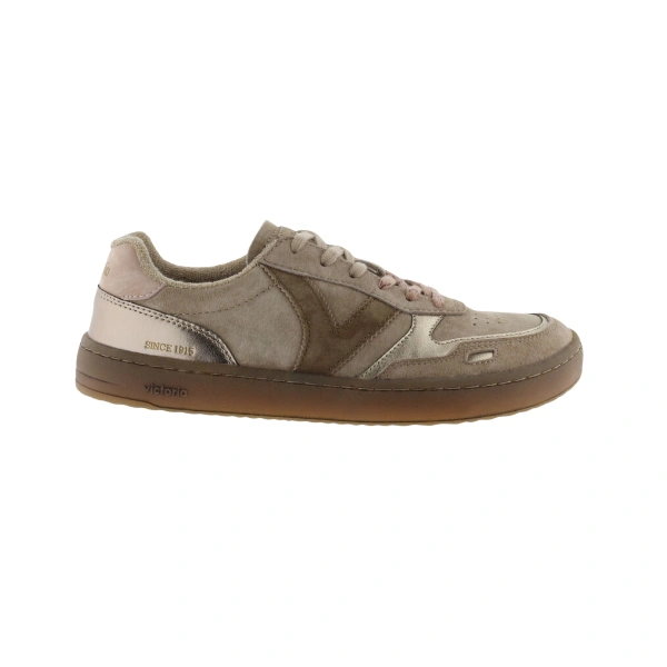 Zapatilla Victoria Duna beige de serraje con detalles metalizados dorados, vista lateral con suela color caramelo