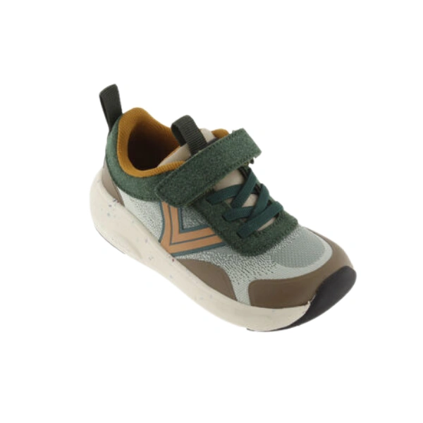 Zapatilla infantil Victoria Kai Botella en verde y gris con velcro, cordones elásticos y suela blanca moteada, vista lateral