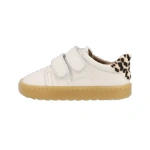 Zapatilla Blanditos Atenas Talco de piel blanco roto con dos velcros, talón de leopardo y suela color miel, vista lateral