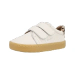 Zapatilla infantil Blanditos Atenas Talco de piel blanca con dos velcros y talón de leopardo, vista de tres cuartos