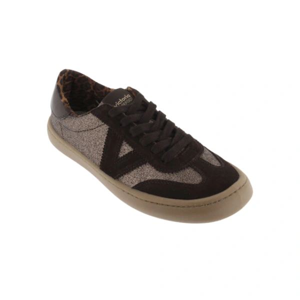 Zapatilla Victoria Olmo marrón brillo con ante, forro de leopardo y suela caramelo, en vista de tres cuartos