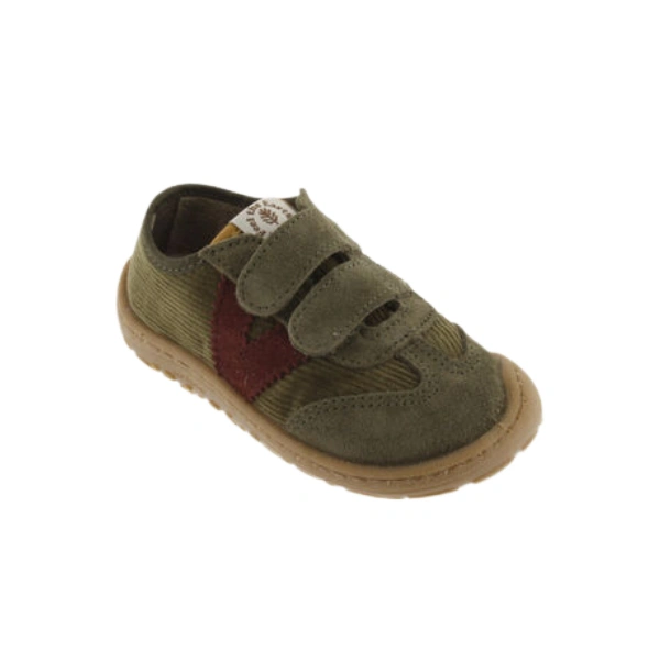 Zapatilla infantil Victoria Bosco ciclista kaki de pana y serraje con dos velcros y uve granate, vista lateral