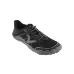 Zapatilla Victoria Terratech negra de malla con cordones elásticos grises y suela gris, vista lateral en tres cuartos