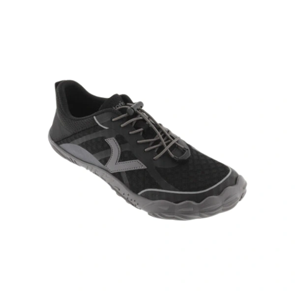 Zapatilla Victoria Terratech negra de malla con cordones elásticos grises y suela gris, vista lateral en tres cuartos