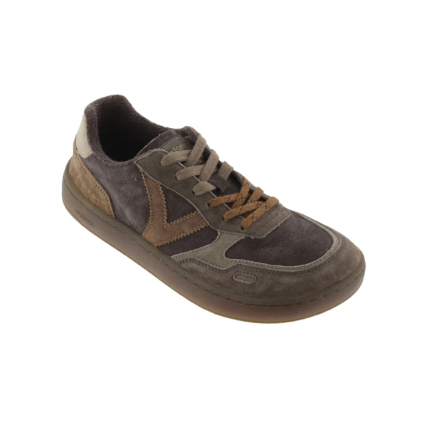 Zapatilla Victoria Duna marrón de ante en vista de tres cuartos, con la V lateral en camel y cordones bicolor
