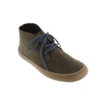Botín Victoria Olmo kaki de serraje con cordones azules y suela de goma color miel, vista lateral en tres cuartos