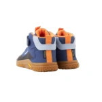 Primigi Barefoot bota indaco vista por detrás, con tirador naranja, etiqueta Gore-Tex y suela Vibram color miel