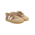 Zapatillas infantiles Blanditos Lisboa Arena de piel camel y ante beige con dos velcros y franjas blancas, vista lateral