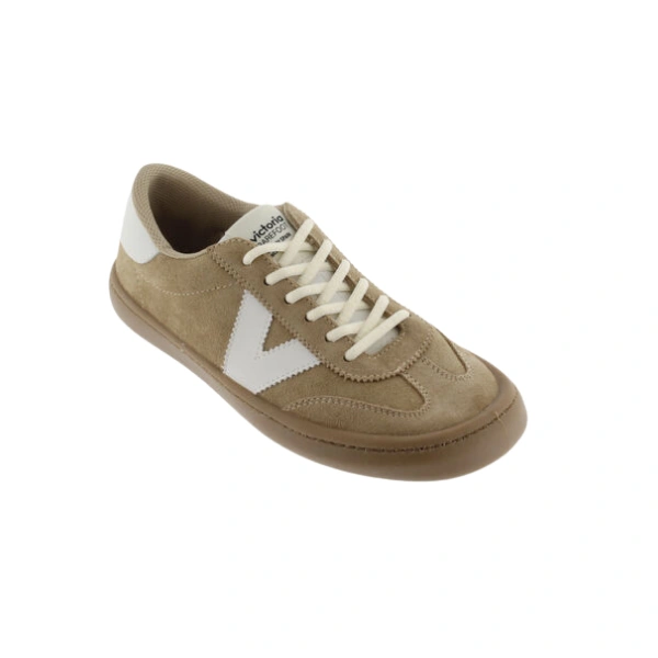 Zapatilla Victoria Olmo beige de ante con la V blanca lateral, cordones crudos y suela marrón, vista de tres cuartos