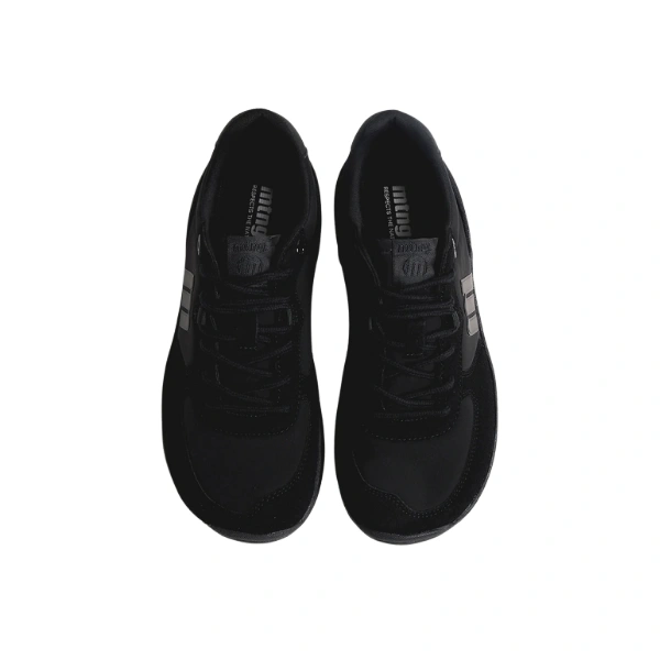Par de zapatillas Mustang Free Apolo Negro vistas desde arriba, con cordones negros y logotipo gris en el lateral