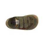 Zapatilla infantil Victoria Bosco ciclista kaki vista desde arriba, con dos velcros, ante y pana y suela color caramelo