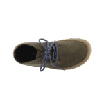 Botín Victoria Olmo kaki de serraje visto desde arriba, con cordones azules y suela de goma color miel