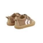Zapatillas Blanditos Lisboa Arena de piel color arena con dos velcros y franjas blancas, vista trasera del par