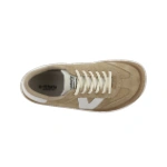 Zapatilla Victoria Olmo Beige vista desde arriba, de ante beige con cordones crudos, V blanca lateral y suela color caramelo