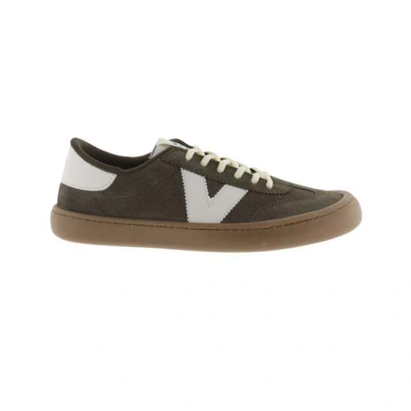 Zapatilla Victoria Olmo de serraje marrón oscuro con V blanca lateral, cordones crudos y suela color miel, vista lateral
