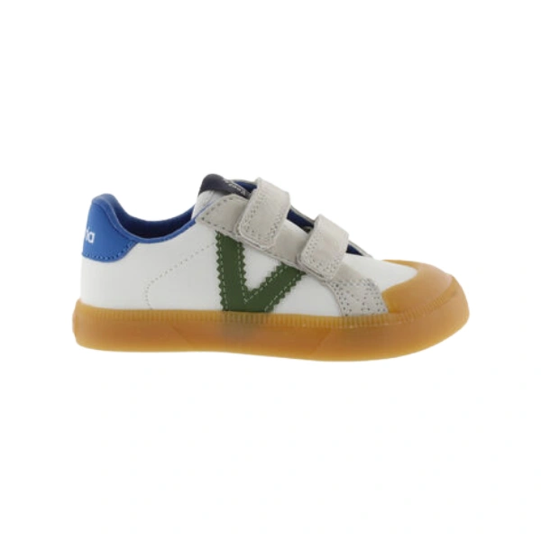 Zapatilla infantil Victoria Oliver Verde/Azul blanca con V verde, talón azul, dos velcros y suela de goma, vista lateral