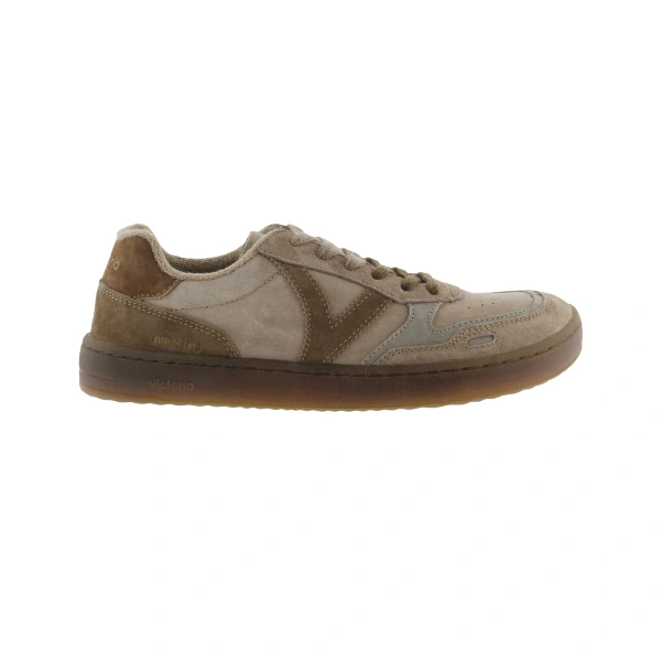 Zapatilla Victoria Duna beige de serraje con la V lateral en marrón y suela de goma color miel, vista de perfil