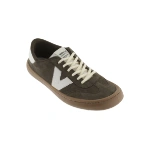 Zapatilla barefoot Victoria Olmo color kaki de ante con uve blanca, cordones crudos y suela de goma marrón, vista lateral