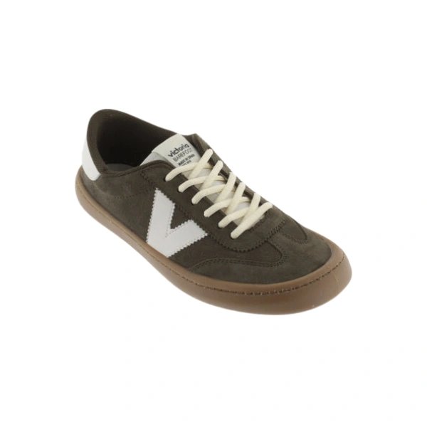 Zapatilla barefoot Victoria Olmo color kaki de ante con uve blanca, cordones crudos y suela de goma marrón, vista lateral