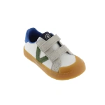 Zapatilla infantil Victoria Oliver blanca con uve verde, talón azul, dos velcros beige y suela color caramelo, vista lateral