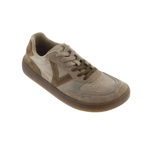 Zapatilla Victoria Duna Beige en serraje con V lateral marrón, cordones bicolor y suela de goma, vista de tres cuartos