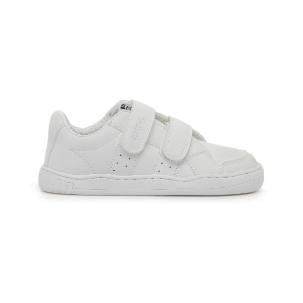 Zapatilla infantil Mustang Free Rise blanca con dos tiras de velcro y perforaciones laterales, vista de perfil