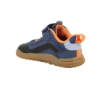 Deportiva infantil Primigi Goretex indaco en vista trasera lateral, con velcro, tirador naranja y suela color caramelo
