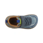 Zapatilla infantil Victoria Kai azul vista desde arriba, con velcro, cordones elásticos y forro interior color camel