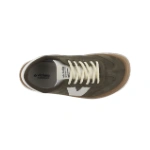 Zapatilla barefoot Victoria Olmo kaki de ante vista desde arriba, con cordones crudos, uve gris y suela color miel