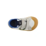 Zapatilla infantil Victoria Oliver vista desde arriba, blanca con doble velcro, detalle verde, cuello azul y suela de goma