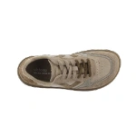 Zapatilla Victoria Duna beige vista desde arriba, de ante con detalles grises, cordones de dos tonos y suela marrón