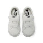 Zapatillas Mustang Free Rise blancas vistas desde arriba, con dos tiras de velcro y plantilla perforada