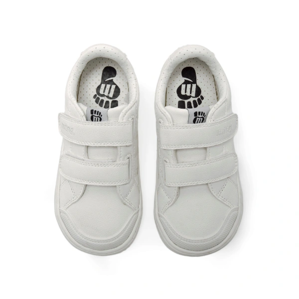 Zapatillas Mustang Free Rise blancas vistas desde arriba, con dos tiras de velcro y plantilla perforada