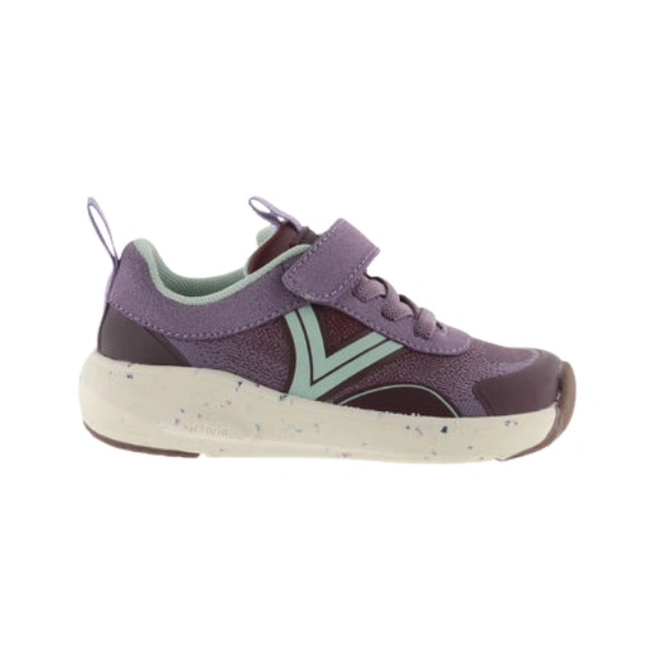 Zapatilla infantil Victoria Kai Malva de perfil, con velcro, cordones elásticos, uve verde agua y suela crema moteada