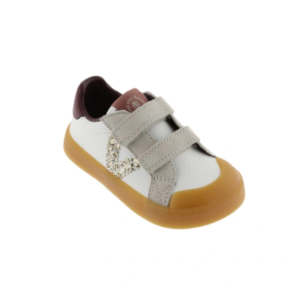 Zapatilla infantil Victoria Oliver Burdeos blanca con dos velcros beige, uve de purpurina dorada y talón burdeos