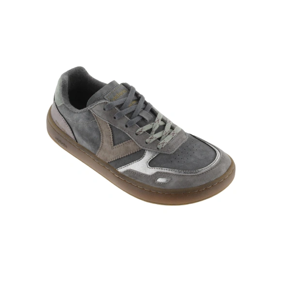 Zapatilla Victoria Duna antracita de ante con detalles plateados metalizados, cordones grises y suela color caramelo