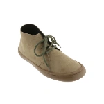 Botín Victoria Olmo beige de ante con cordones verdes y suela de goma marrón, vista lateral en tres cuartos