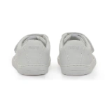 Zapatillas infantiles Mustang Free Rise blancas vistas desde atrás, con cierre de velcro y logo grabado en el talón