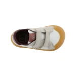 Zapatilla Victoria Oliver Burdeos desde arriba, blanca con dos velcros de ante gris, interior burdeos y suela color miel