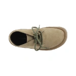 Victoria Olmo botín beige de ante visto desde arriba, con cordones verdes y plantilla negra con el logo Victoria Barefoot