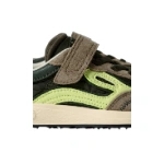 Detalle lateral de la zapatilla Lejan Melrose Kids Olive con velcro de ante marrón, nailon verde oliva y piezas verde lima