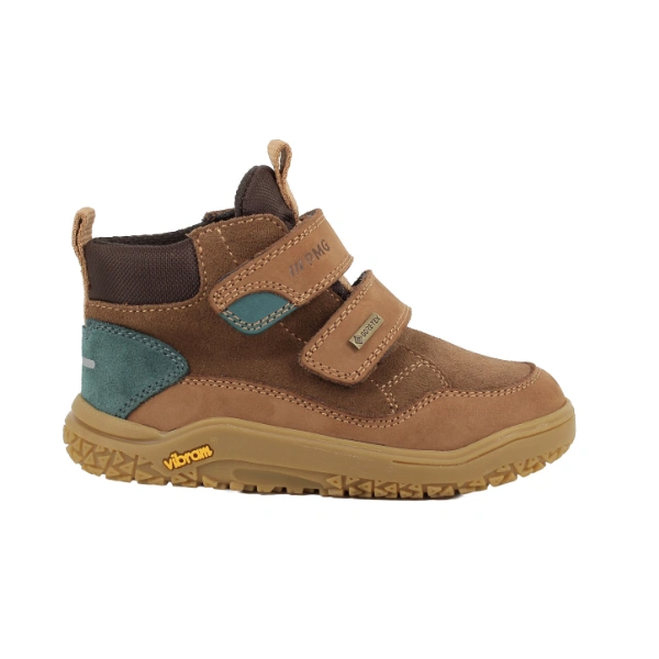 Bota infantil Primigi Barefoot Gtx en ante marrón con dos velcros, detalles verdes y suela Vibram, vista lateral