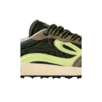 Detalle lateral de la zapatilla Lejan Melrose Olive: nailon verde oliva, logo verde lima, ante marrón y suela crema