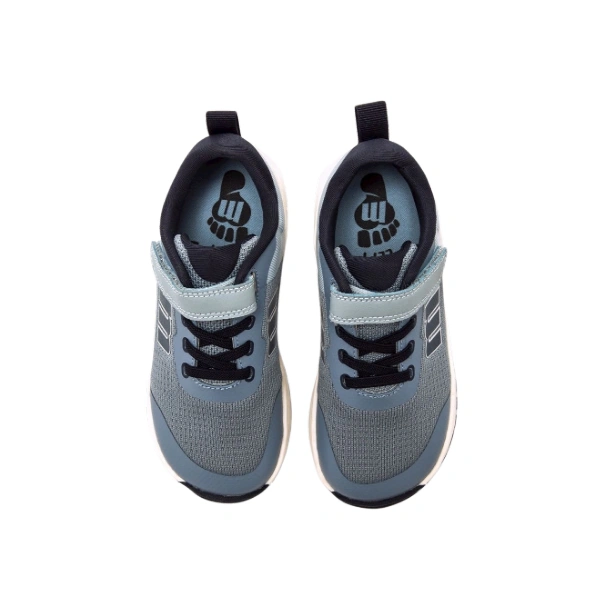 Zapatillas Mustang Free azul claro vistas desde arriba, con tira de velcro, cordones negros y suela blanca