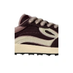 Detalle lateral de la zapatilla Lejan Melrose Burgundy con pieza ondulada en crema, cordones rosados y suela color hueso
